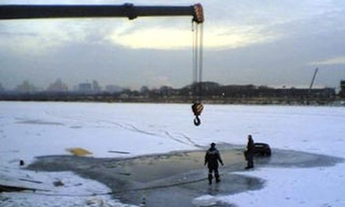 На реке Киренга под лед провалился автомобиль УАЗ, погибли двое мужчин