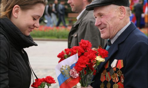 В Латвии в преддверии Дня Победы поздравляют ветеранов Великой Отечественно ...