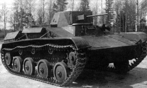 В Волгоградской области со дна высохшей реки подняли танк Т-60, участвовавш ...