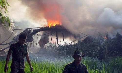 Пассажирский самолет с 25 пассажирами рухнул на востоке Индонезии
