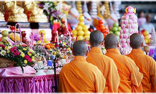 Праздник тысячи подношений в память о Будде Шакьямуни