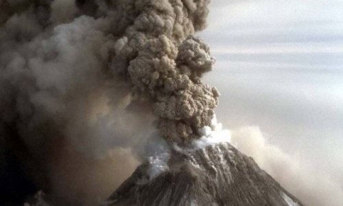 На Камчатке вулкан Шивелуч выбросил столбы пепла и газа на высоту до 7,5 км