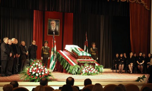 Десятки тысяч жителей Абхазии пришли на похороны Багапша