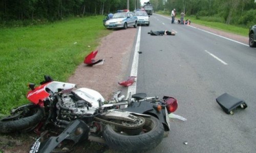 Сотрудник ГИБДД разбился мотоцикле Suzuki Bandit, врезавшись в «КамАЗ»