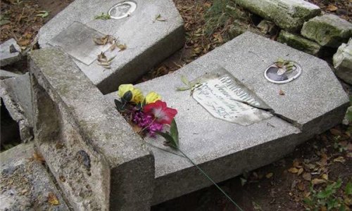 В Эстонии разгромлено кладбище воинов Великой Отечественной войны