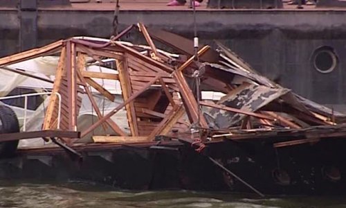 Следователи приступят к осмотру катера затонувшего в Москве-реке