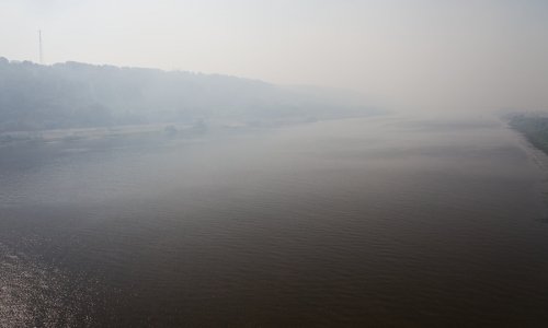 Дым от лесных пожаров мешает речникам возить грузы по реке Лене
