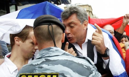 На Немцова составили протокол и отпустили из ОВД в Петербурге