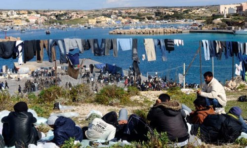 Беженцы из Туниса подожгли центр временного проживания на итальянском остро ...