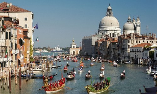В Венеции перевернулась гондола с российскими туристами