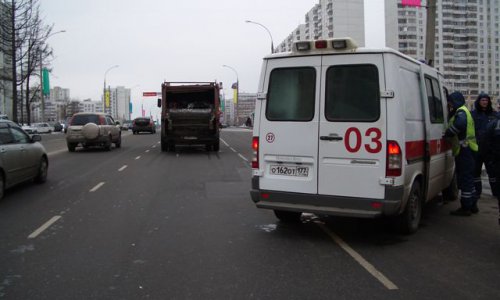 В Москве мусоровоз сбил двух человек