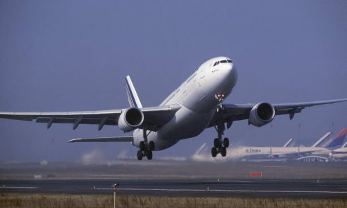 Во Внуково самолет Airbus-330 сбил крылом мачту освещения после посадки