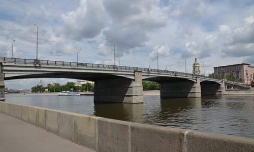 В районе Новоспасского моста в Москву-реку упал автомобиль