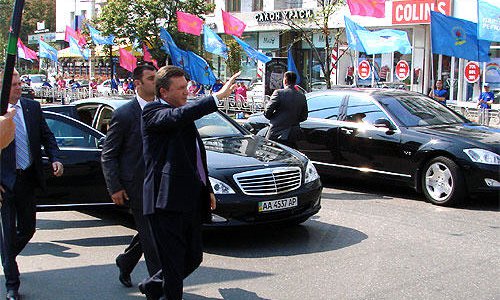 Кортеж Януковича попал в ДТП