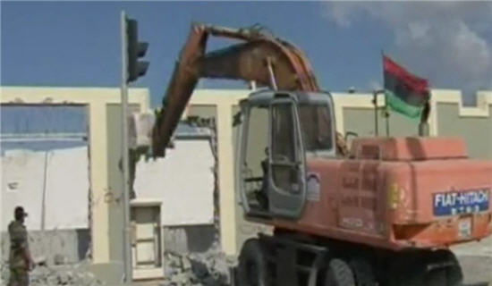 В столице Ливии Триполи начат снос резиденции Каддафи