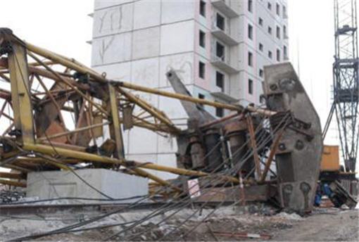 В Екатеринбурге на стройке упал башенный кран