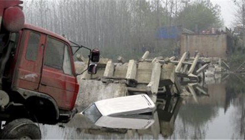 Четыре автомобиля упали в реку в Китае