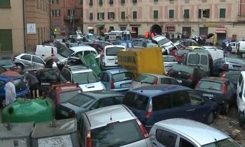 В Италии улицы Генуи завалены машинами