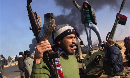 В Ливии повстанцы воюют с могилами родных Каддафи