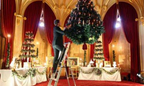 В Виндзорском замке появилась подвешенная к потолку рождественская елка