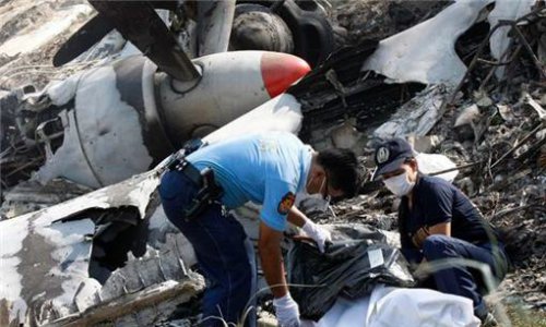 На Филиппинах самолет рухнул на школу