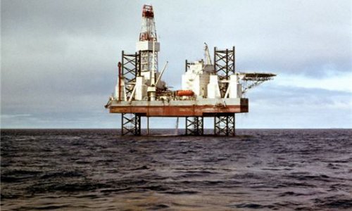В Охотском море перевернулась подававшая сигнал SOS буровая платформа «Кольская»