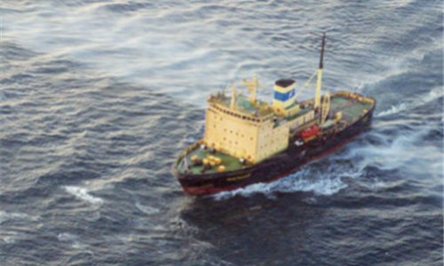 В Охотском море поиск людей ведут три корабля в районе затопления буровой у ...