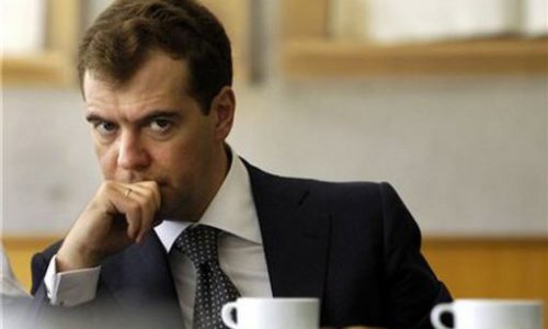 Медведев снова пугает экономическим кризисом