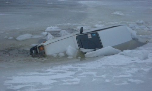 На Байкале легковая машина с людьми ушла под лед