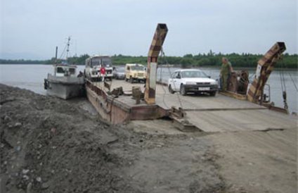 На Камчатке бензовоз проломил мост на реке Камчатка
