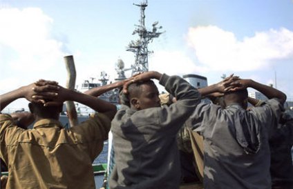 Сомалийские пираты атаковали военный корабль