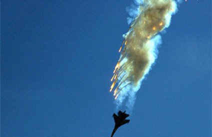 Истребители столкнулись в небе во время тренировочного полета