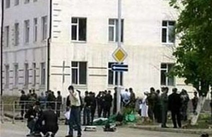 Два террориста-смертника взорвали себя в Грозном, когда их попытались задер ...