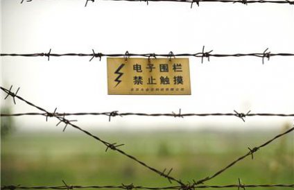 Заграждение из колючей проволоки на границе КНДР с Китаем
