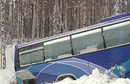 В Хакасии междугородный автобус перевернулся в кювет