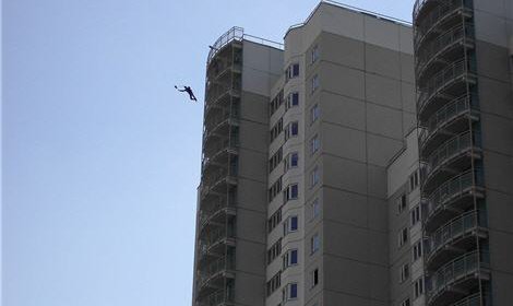Три парашютиста прыгнули с жилого дома в Петербурге