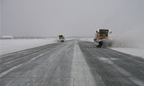 В Сочи из-за снегопада аэропорт перестал принимать самолеты