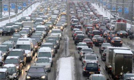 В Москве после ночного снегопада образовались многокилометровые пробки