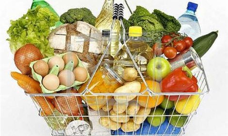 Стоимость минимального набора продуктов питания в среднем по России подорож ...