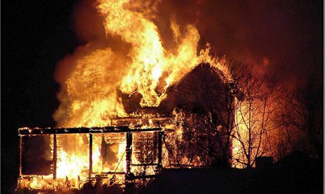 В Якутске сгорел деревянный жилой дом погибло четыре пожилых человека