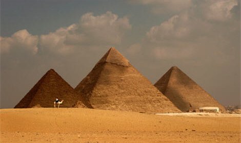 Турист попытался покорить пирамиду Хеопса