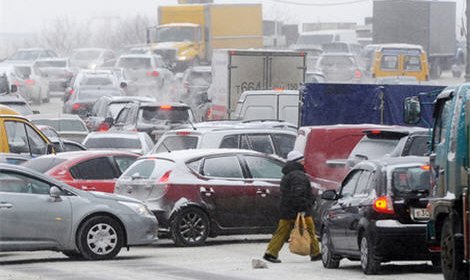 Снегопад, пришедший на смену морозам, парализовал дорожное движение в Москв ...