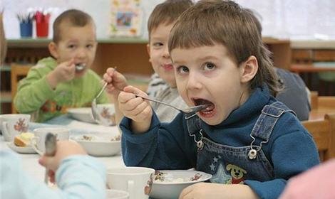 Детей в детских садах Москвы будут кормить по скорректированному меню