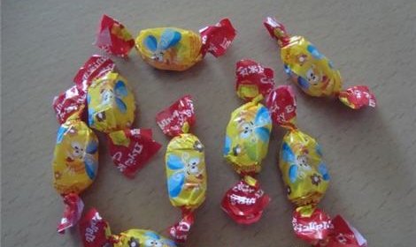 Воспитательница избила ребенка за взятую без спроса конфету