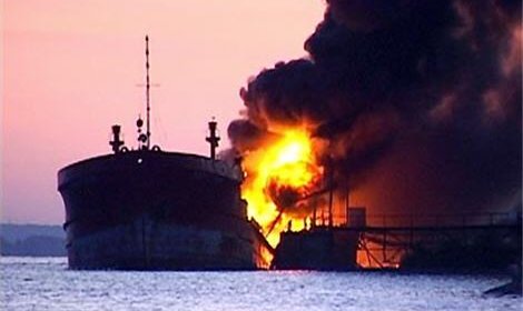 В Каспийском море загорелся танкер «Инженер Назаров», находящийся в рейде