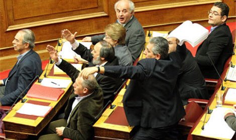 Парламент Греции принял закон о сокращении государственных расходов