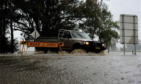 Вызванное ливневыми дождями наводнение подступает к Сиднею