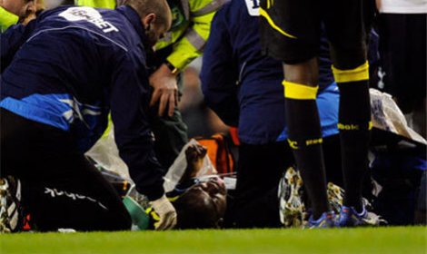 Полузащитник Фабрис Муамба потерял сознание во время футбольного матча