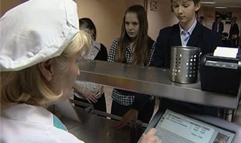 Сибирские школьники завтраки и обеды оплачивают специальными карточками