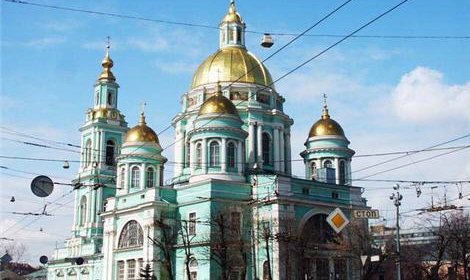 В Москве, в Богоявленском соборе, во время литургии разделся мужчина